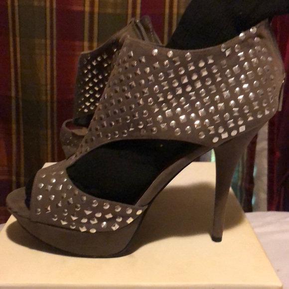 Taupe and silver stacked open toe pump w zipper - Picture 6 of 7
